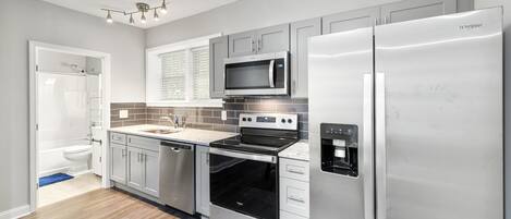 Køleskab, mikrobølgeovn, ovn, kogeplade