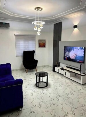 Smart-TV, Videospiele, Musikbibliothek, Stereoanlage