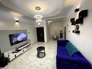 Smart-TV, Videospiele, Musikbibliothek, Stereoanlage