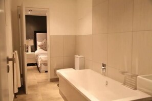 Shower - Modern 2 Bedroom Apartment in North Rigde (Accra)