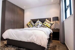 4 bedrooms - Modern 2 Bedroom Apartment in North Rigde (Accra)