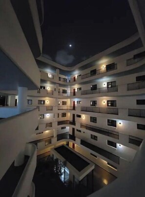 Property grounds - Modern 2 Bedroom Apartment in North Rigde (Accra)