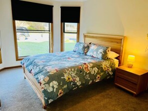 3 bedrooms, WiFi, bed sheets - Sea Renity - WiFi - Pet friendly outside (Robe)