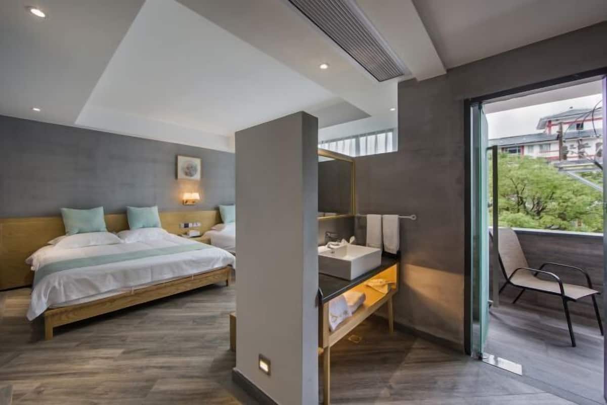 Un dormitorio moderno con cama, mesita de noche y vistas al exterior.