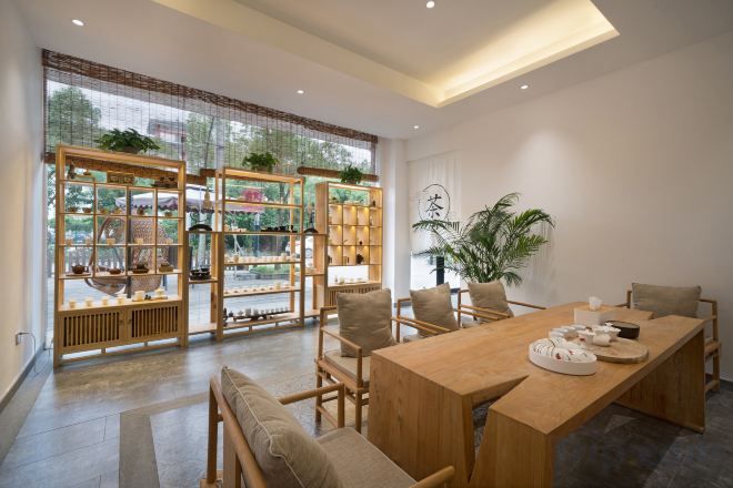 Un comedor moderno con mesa de madera, sillas y un amplio ventanal con vistas.