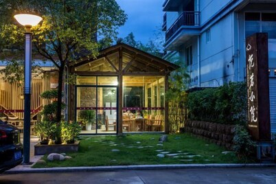 Yueming Xiaoyuan Hostel