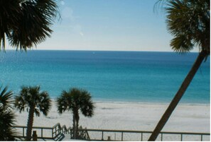 Una spiaggia nelle vicinanze, lettini da mare, teli da spiaggia