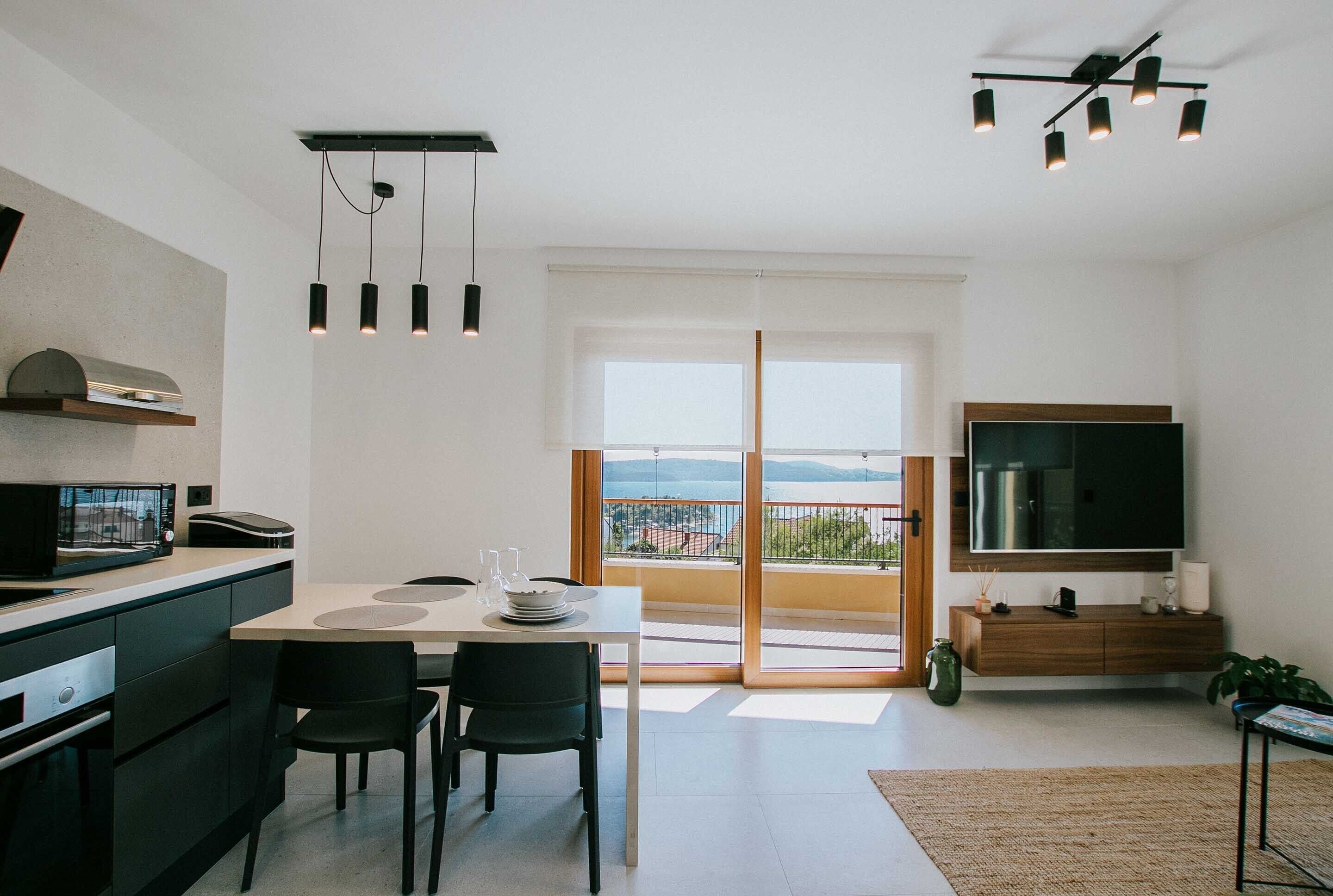 Suite, 1 Bedroom, Balcony, Sea View | In-room dining