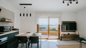 Suíte, 1 quarto, sacada, vista para o mar | Opções para refeição no quarto