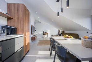 Penthouse Exclusive, 3 phòng ngủ, hiên, quang cảnh biển | Khu vực ăn uống tại phòng
