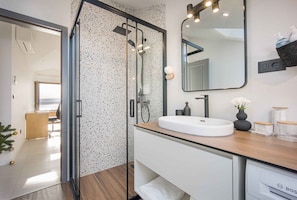 Exklusivt penthouse - 3 sovrum - terrass - havsutsikt | Badrum | Dusch, gratis toalettartiklar, hÄrtork och badrock