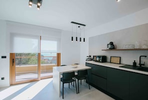 Suite familiar, 2 habitaciones, balcón, vista al mar | Servicio a la habitación