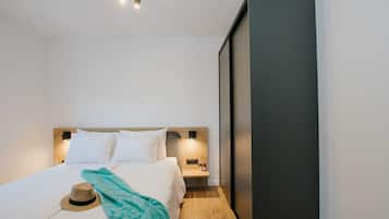 Suíte, 1 quarto, sacada, vista para o mar | Cofres nos quartos, escrivaninha, espaço de trabalho para notebook