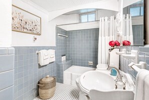 Ensemble douche/baignoire, sèche-cheveux, serviettes fournies, savon