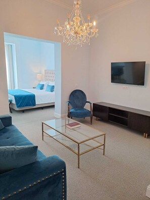 Suite | Safe på rommet, skrivebord og skrivebord for bærbar PC