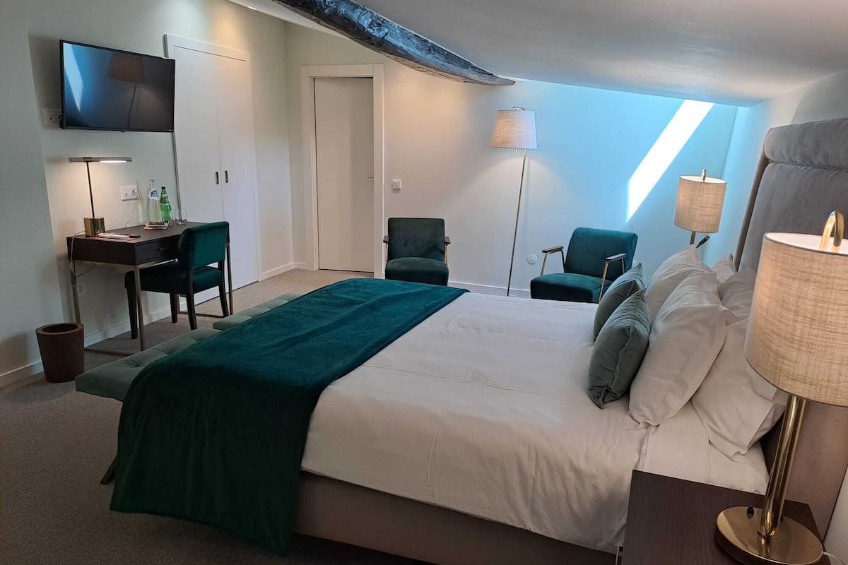 Double Room | In-room safe, desk, laptop workspace, blackout drapes