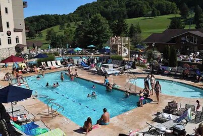 ❄️Red Stove Retreat @Wildflower - Holiday Valley❄️ Shuttle or Walk to Ski Lift