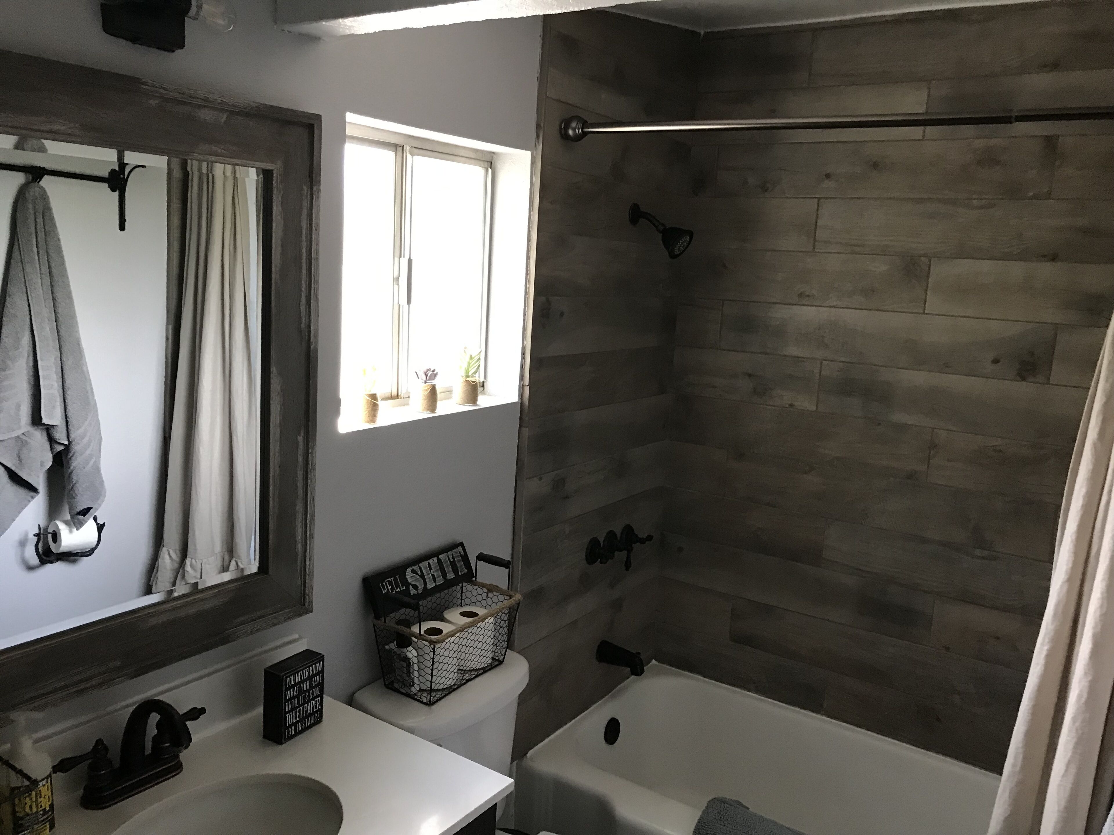 Kombinert dusj/badekar, hårføner, håndklær og såpe