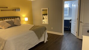 3 habitaciones, escritorio y tabla de planchar con plancha