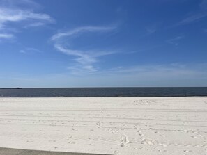 Una playa cerca, sillas reclinables de playa, toallas de playa