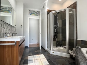 Douche, baignoire à remous, séchoir à cheveux, serviettes fournies