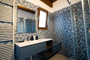 Dusche, Haartrockner, Bidet, Handtücher
