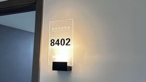 Un corpo illuminante a parete con il numero 8402, che indica una stanza o un'area all'interno di un edificio.