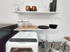 Réfrigérateur, un four, surface de cuisson, lave-vaisselle