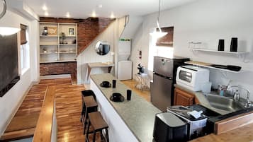 Fridge, oven, stovetop, dishwasher