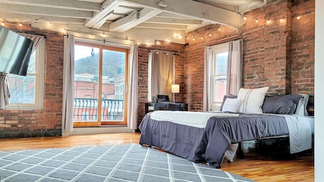 1 bedroom, desk, free WiFi, bed sheets. Loft Apartment in Heart of Yuengling Downtown!