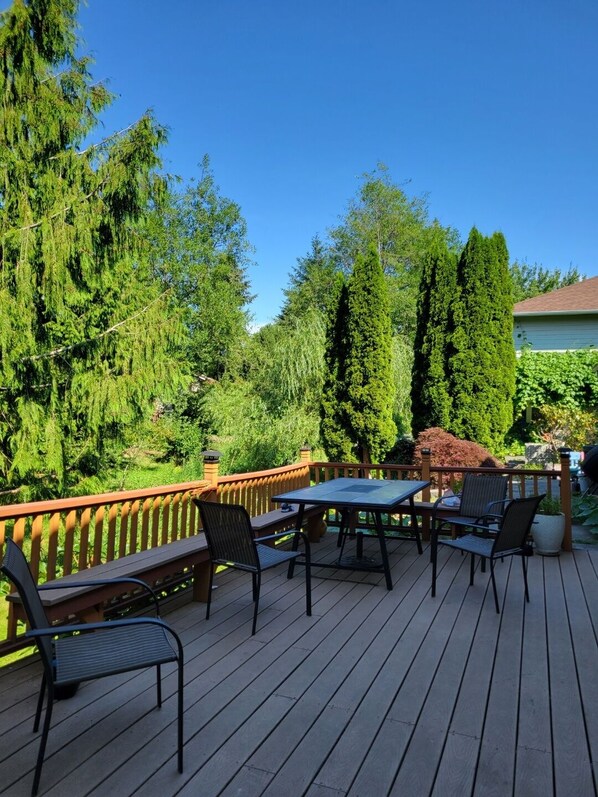 Outdoor dining - House with Creek (Fircrest)
