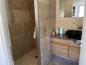 Badekar, hårtørrer, bidet, håndklæder