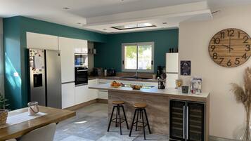 Wasserkocher mit Kaffee-/Teezubehör, Kühlschrank, Mikrowelle, Ofen