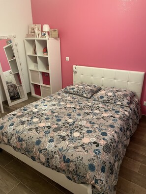 3 chambres, fer et planche à repasser, lit de bébé portatif