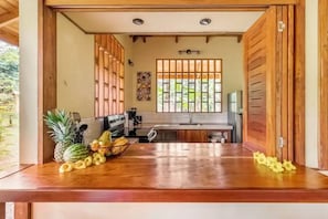 Geladeira, fogão, cooktop, cafeteira/chaleira