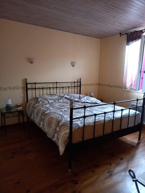 2 slaapkamers, een strijkplank/strijkijzer, gratis wifi, beddengoed