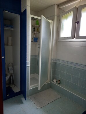 Douche, séchoir à cheveux, serviettes fournies, savon