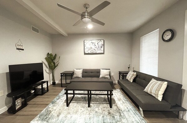 Living area - Downtown/Deep Ellum Amazing Location Very Private (Dallas)