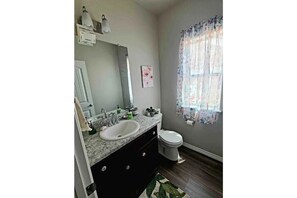 Combined shower/bathtub, jetted bath, towels, soap