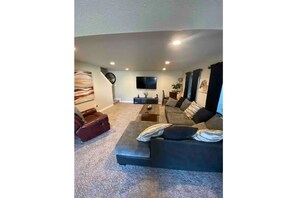 Living area - The Hutson’s 5 bedroom Colorado Retreat (Colorado Springs)