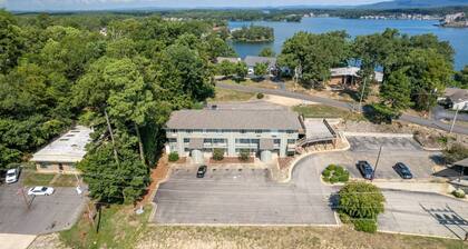 The Olive Tree Loft: Upscale Studio w/ Lake Hamilton Views, Top-Floor Privacy & Great Location