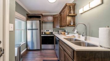 Fridge, oven, stovetop, dishwasher