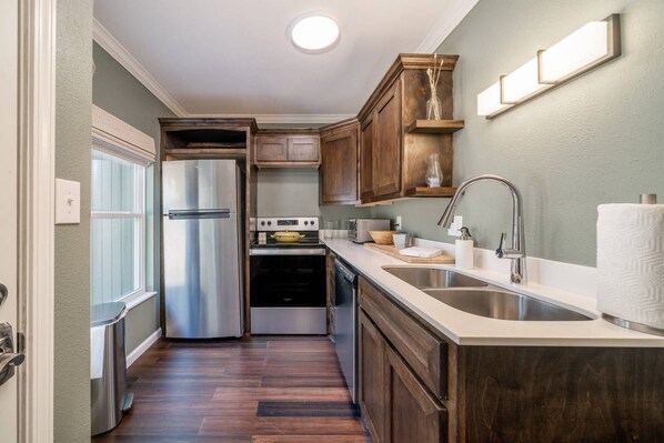 Réfrigérateur, un four, surface de cuisson, lave-vaisselle