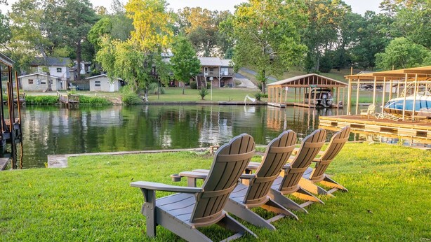 Un cadre idyllique au bord du lac, avec un quai, des chaises et un belvédère.