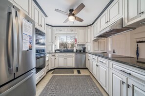 Een koelkast, een magnetron, een oven, een kookplaat