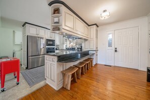 Een koelkast, een magnetron, een oven, een kookplaat