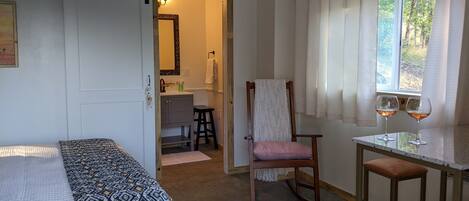 1 sovrum, skrivbord, strykjärn/strykbräda och gratis wi-fi