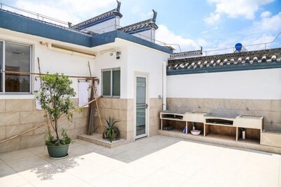 Huishu Renjia Chinese Inn (Wuyuan County Cultural Square Landscape Bridge)