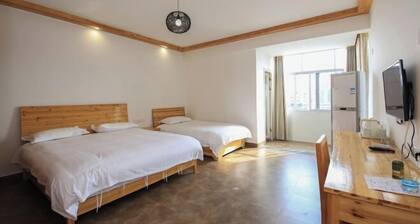 Huishu Renjia Chinese Inn (Wuyuan County Cultural Square Landscape Bridge)