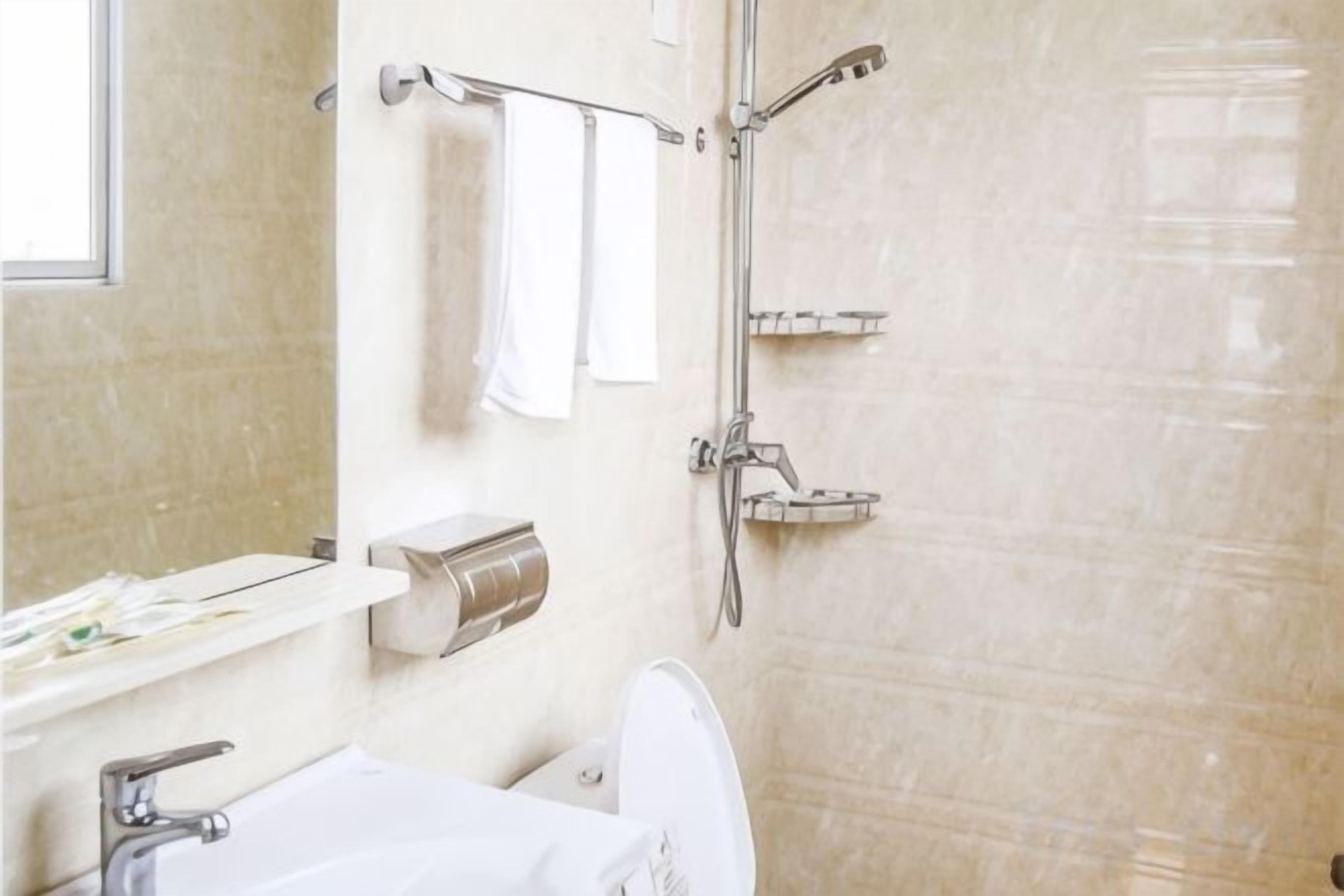 Ein Badezimmer mit Toilette, Waschbecken und Dusche.